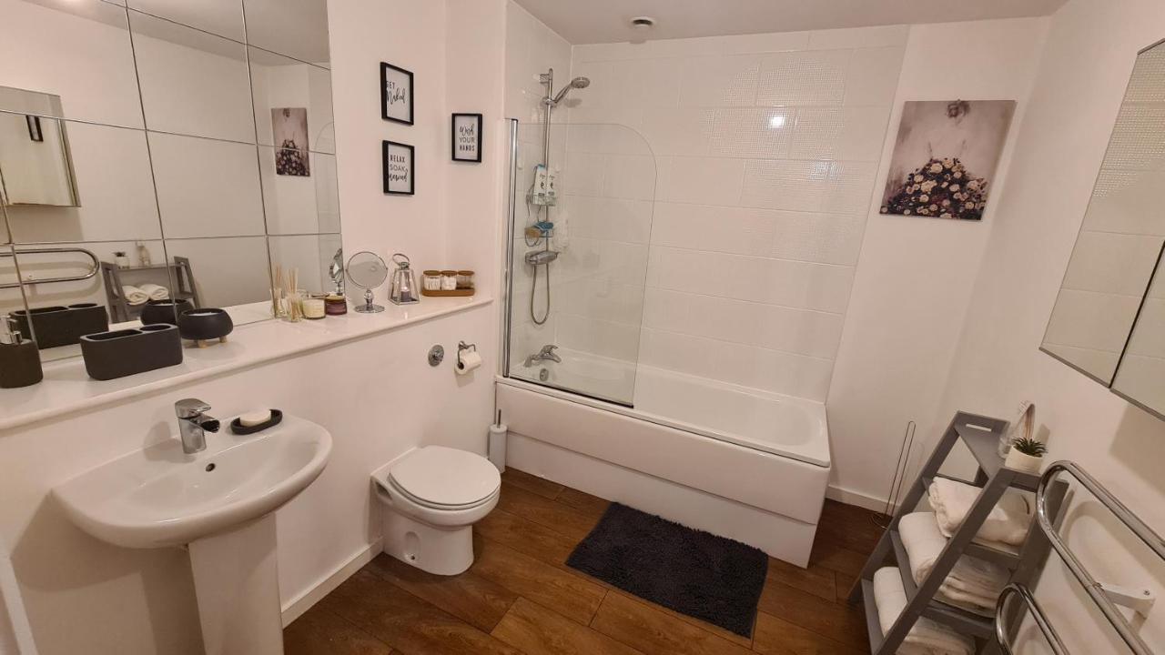 Luxury 2 Bed Apt With Free Wi-Fi & Parking Manchester Esterno foto
