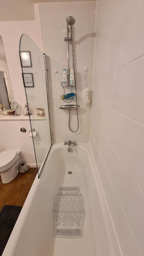 Luxury 2 Bed Apt With Free Wi-Fi & Parking Manchester Esterno foto