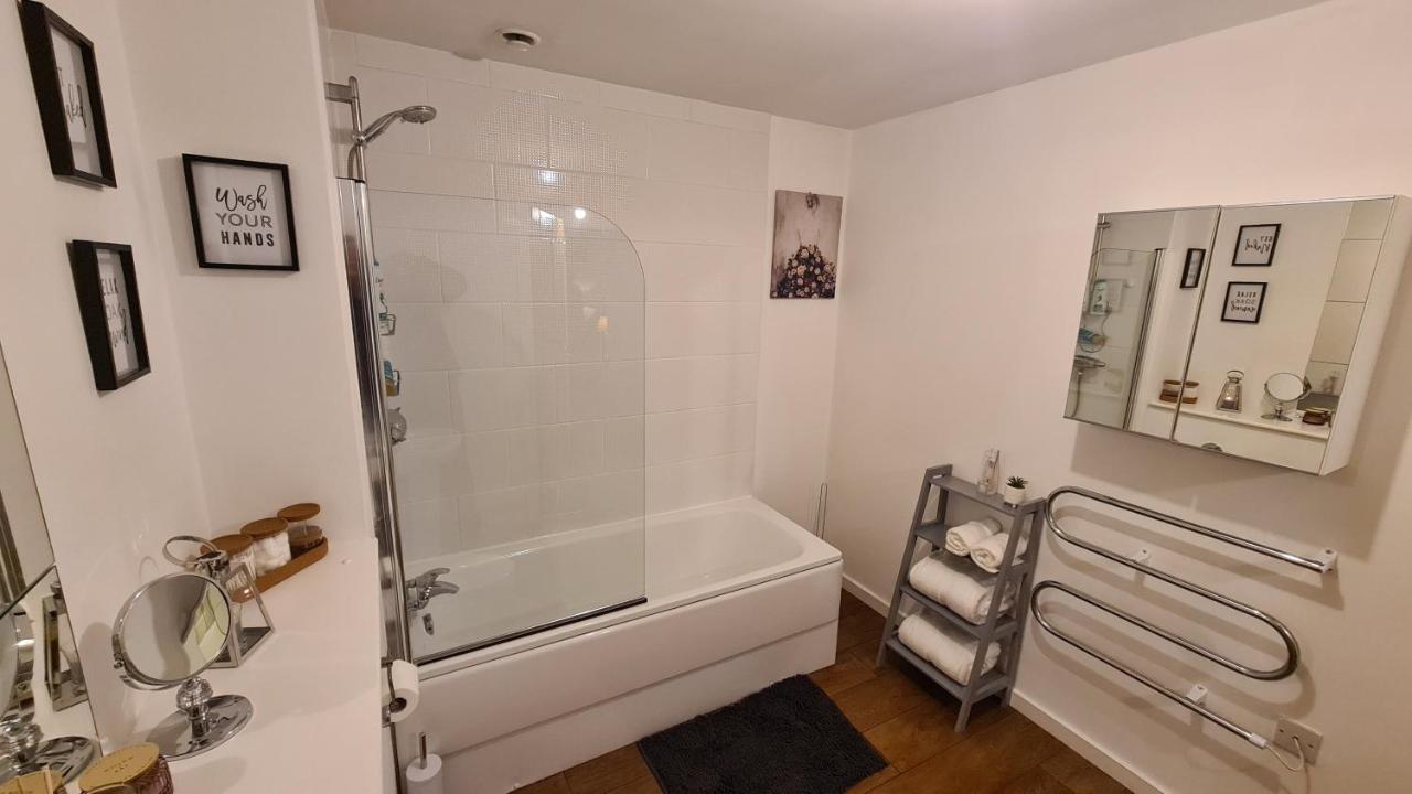Luxury 2 Bed Apt With Free Wi-Fi & Parking Manchester Esterno foto